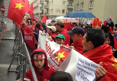 越僑、引き続き中国を糾弾